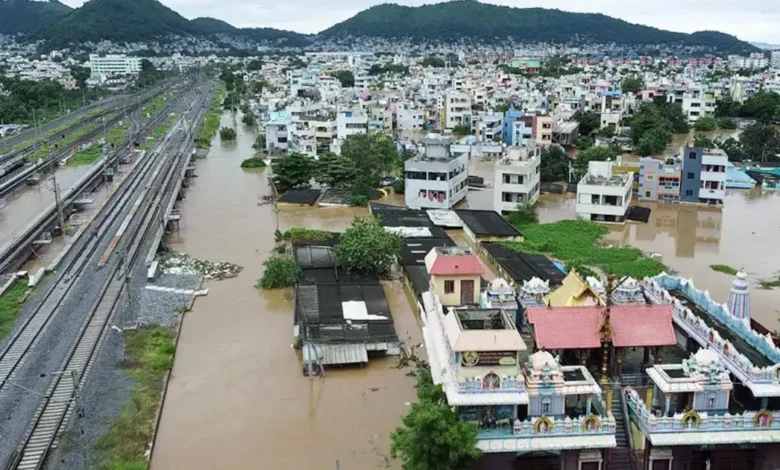 ആന്ധ്രയിലും തെലങ്കാനയിലും മഴക്കെടുതി രൂക്ഷം; 24 മരണം, റെയിൽ, റോഡ് ഗതാഗതം നിലച്ചു