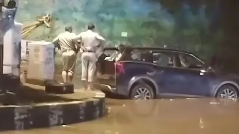 ഡൽഹിയിലെ വെള്ളക്കെട്ടിൽ കുടുങ്ങി ബാങ്ക് മാനേജരും കാഷ്യറും മരിച്ചു