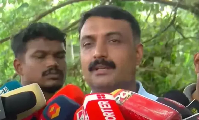 ഓട്ടോക്കാരനെതിരെ പരാതിയുമായാണ് ആ സ്ത്രീ വന്നത്; പീഡന ആരോപണത്തിൽ സിഐ വിനോദ്