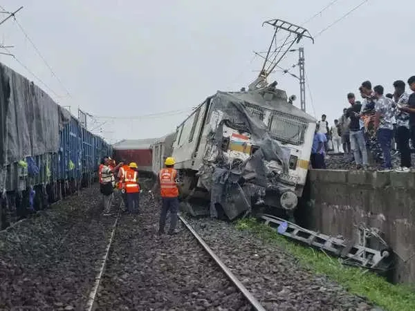 സെക്കന്തരാബാദ്–ഷാലിമാർ സൂപ്പർ ഫാസ്റ്റ് എക്സ്പ്രസ് ട്രെയിന് പാളം തെറ്റി : അന്വേഷണം പ്രഖ്യാപിച്ച് റെയിൽവെ