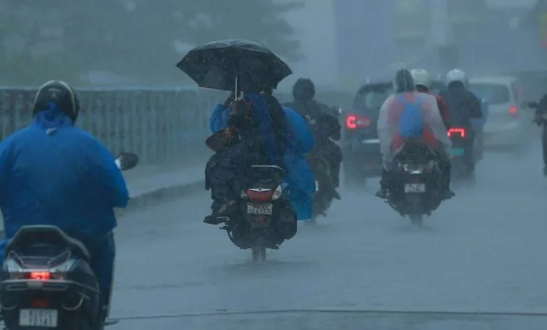 ശക്തമായ മഴയും ഇടിമിന്നലും വരുന്നു; സംസ്ഥാനത്ത് മഴ മുന്നറിയിപ്പ് പുതുക്കി