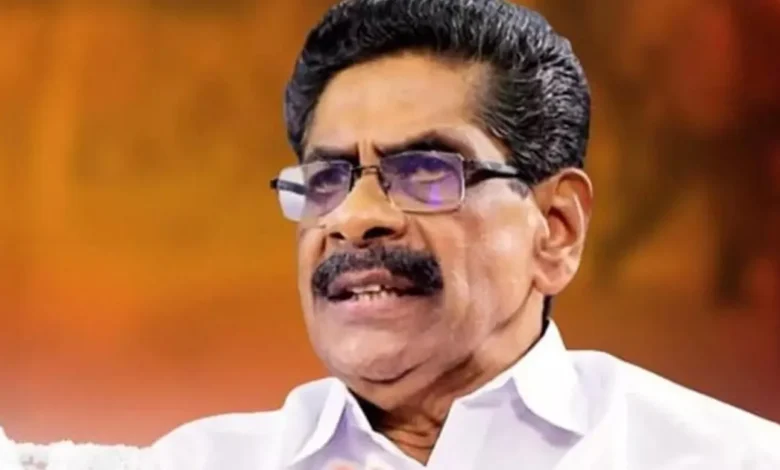 കരുണാകരന്റെ മകനായത് കൊണ്ട് മുരളിക്ക് അച്ചടക്ക ലംഘനത്തിന് പ്രത്യേക പരിഗണന കിട്ടുന്നുണ്ട്: മുല്ലപ്പള്ളി