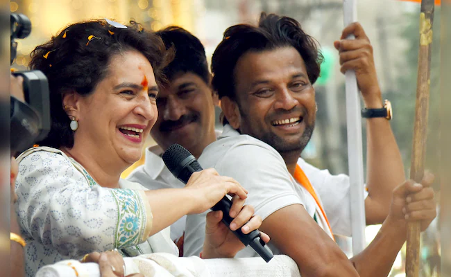 പ്രിയങ്കയുടെ റോഡ് ഷോക്കിടെ പ്രകോപനവുമായി ബി ജെ പി പ്രവര്ത്തകര്; പുഞ്ചിരിയോടെ നേരിട്ട് പ്രിയങ്ക