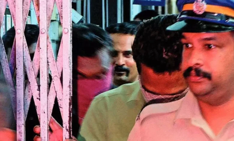 കൊച്ചിയില് പെണ്വാണിഭ സംഘത്തിന്റെ തലപ്പത്ത് പൊലീസ് ഉദ്യോഗസ്ഥര്; അറസ്റ്റിലായ രണ്ട് ഉദ്യോഗസ്ഥര്ക്ക് സസ്പെന്ഷന്